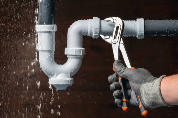 Professional Emergency Plumber technician working in New London, PA